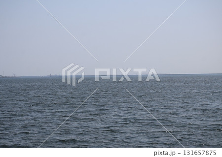 波の海面の海と突堤と灯台と橋と空の風景 131657875