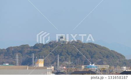 遠方に望む小牧山城の天守 131658187