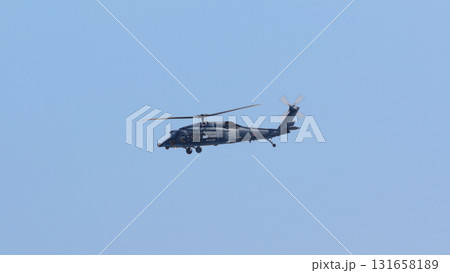 飛行する航空自衛隊UH-60J救難ヘリコプター 131658189
