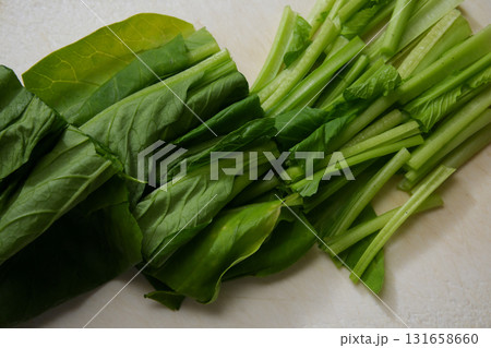 まな板の上でカットした小松菜 まな板の上でカットした小松菜 131658660