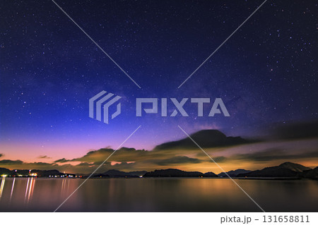 瀬戸内の冬の星景色薄明の空に昇る天の川とさそり座 131658811