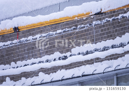 電線についた雪 131659130