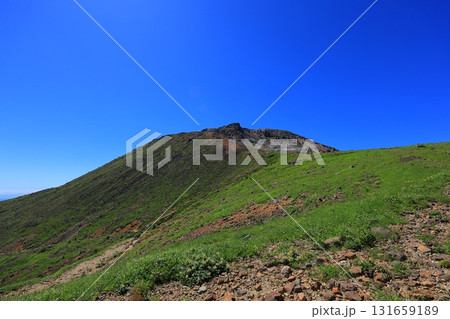 那須岳の登山道から見た茶臼岳山頂 131659189