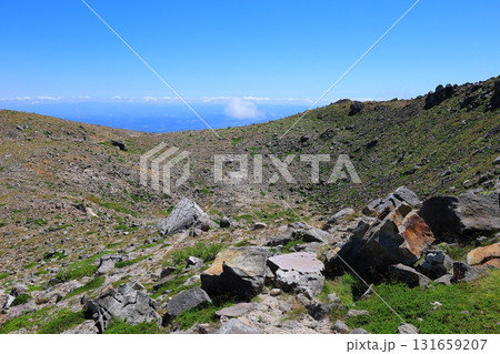 那須岳の登山道から見た茶臼岳山頂 131659207