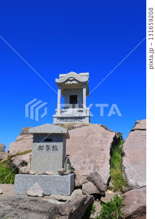 那須岳の登山道から見た茶臼岳山頂 那須岳の登山道から見た茶臼岳山頂 131659208