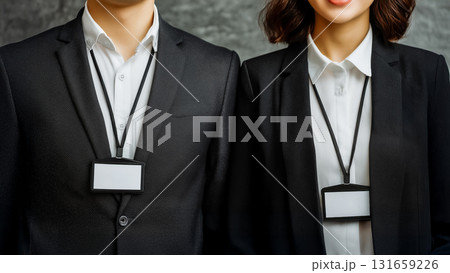 IDカードを首にかけたビジネスパーソン 131659226