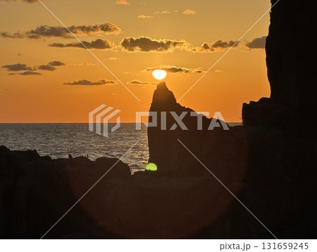 岩の間から見る夕日 岩の間から見る夕日 131659245