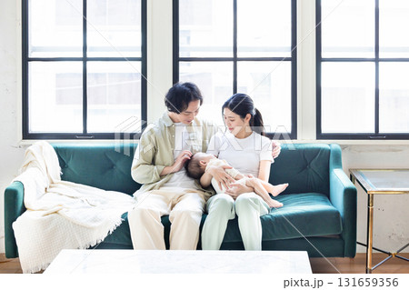 赤ちゃんを抱っこする夫婦 131659356