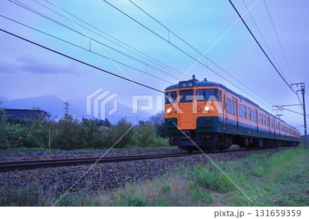 浅間山に見守られて曇天の軽井沢を走行するしなの鉄道115系電車(湘南色)_2025/10/4撮影 131659359