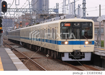 駅を通過する小田急8000形＋1000形電車の快速急行列車_2010/12/16撮影 131659362