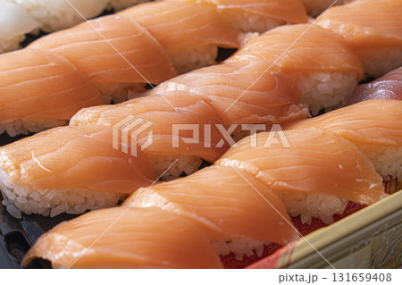 美味しそうなお寿司のセット 131659408