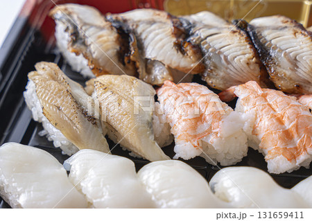 美味しそうなお寿司のセット 131659411