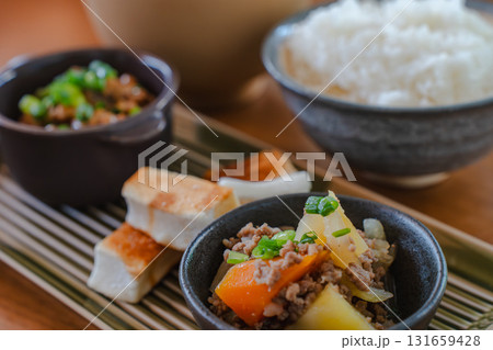 納豆と味噌汁、焼き餅と肉じゃがの和風朝食セット 131659428