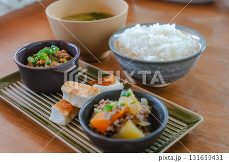 納豆と味噌汁、焼き餅と肉じゃがの和風朝食セット 納豆と味噌汁、焼き餅と肉じゃがの和風朝食セット 131659431