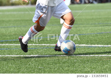ドリブルするサッカー選手 131659451