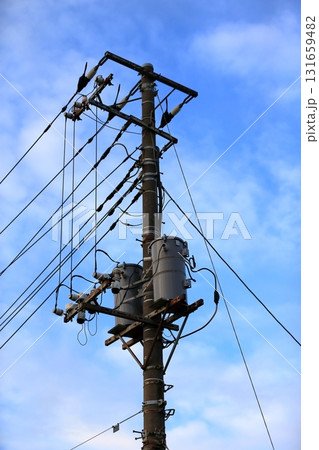電線と電信柱 131659482