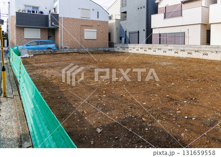 住宅街の空き家を取り壊し更地にした土地 131659558