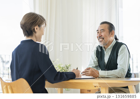 向き合って話をするシニア男性とビジネスウーマン 131659885