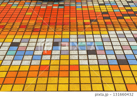 カラフルなタイルの歩道 131660432