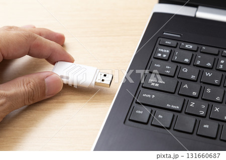 パソコンにUSBメモリを差し込む手元 パソコンにUSBメモリを差し込む手元 131660687