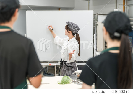 調理師のセミナー・勉強会で教える講師の女性（フードコーディネーター・管理栄養士） 131660850