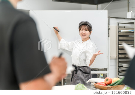 調理師のセミナー・勉強会で教える講師の女性(フードコーディネーター・管理栄養士) 調理師のセミナー・勉強会で教える講師の女性(フードコーディネーター・管理栄養士) 131660853