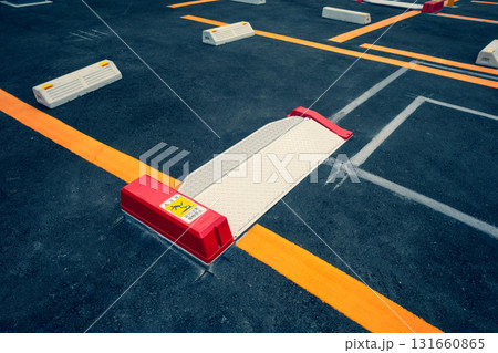 新設の駐車場 住宅跡地のコインパーキング　a-3 暖色寒色強調 131660865