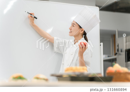 調理師のセミナー・専門学校・社員教育で教える講師の女性 131660894
