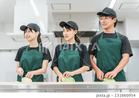 キッチン,バックヤードでキャベツを切る調理スタッフの男女 131660954