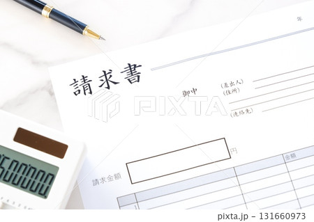請求書 - 取引先へ宛てて請求書を準備する、ビジネスシーンのイメージ 請求書 - 取引先へ宛てて請求書を準備する、ビジネスシーンのイメージ 131660973