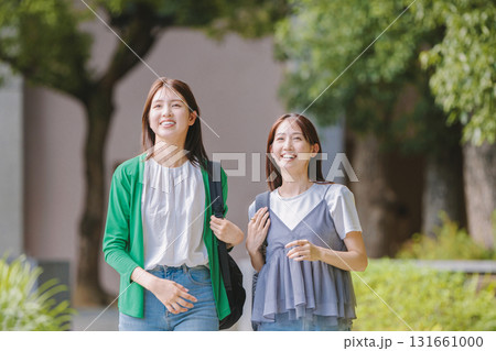 友達とキャンパスを歩く大学生 131661000
