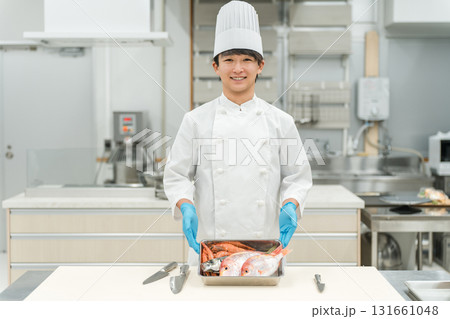 魚を調理するコックコート姿の男性スタッフ（料理人・生鮮市場・食品加工） 131661048