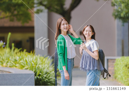 友達とキャンパスを歩く大学生 友達とキャンパスを歩く大学生 131661149