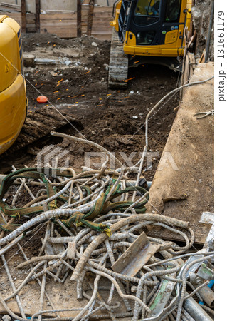 ビル解体工事現場 地下の重機と鉄筋 131661179