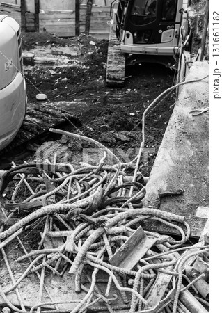 ビル解体工事現場 地下の重機と鉄筋 モノクロ ビル解体工事現場 地下の重機と鉄筋 モノクロ 131661182