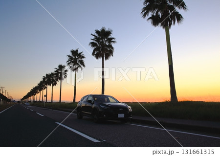 夕暮れの車 夕暮れの車 131661315