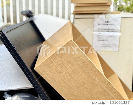 住宅地に投棄された家具 131661327