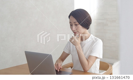 パソコン作業 女性 パソコン作業 女性 131661470