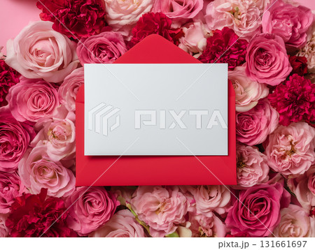 恋文をイメージした赤い封筒と花の背景 131661697
