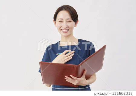女性 美容看護師 問診 白背景 女性 美容看護師 問診 白背景 131662315