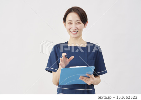 女性　美容看護師　問診　白背景 131662322