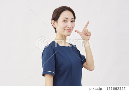 女性　美容看護師　チェックサイン　白背景 131662325