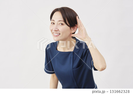 女性 美容看護師 耳に手を当てて聴く 白背景 女性 美容看護師 耳に手を当てて聴く 白背景 131662328