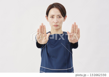 女性　美容看護師　制止のジェスチャー　白背景 131662330