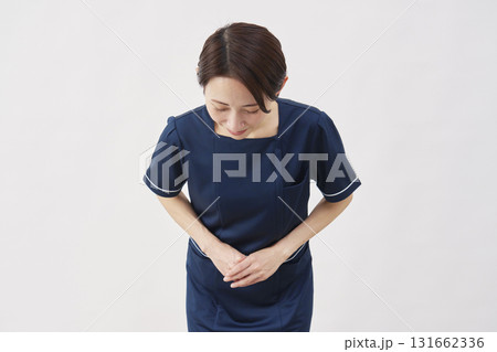 女性　美容看護師　お辞儀　白背景 131662336