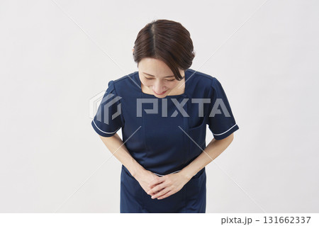 女性 美容看護師 お辞儀 白背景 女性 美容看護師 お辞儀 白背景 131662337