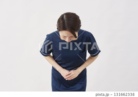 女性　美容看護師　お辞儀　謝罪　白背景 131662338