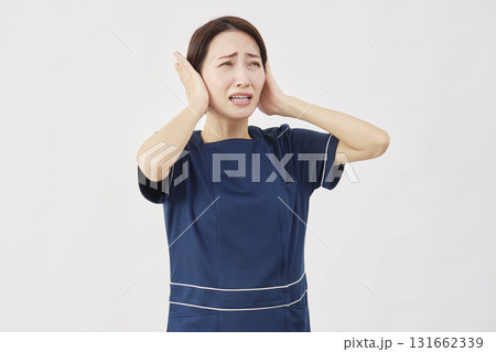 女性　美容看護師　耳を塞ぐ　白背景 131662339