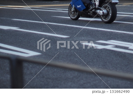 車道とバイクの車輪 131662490
