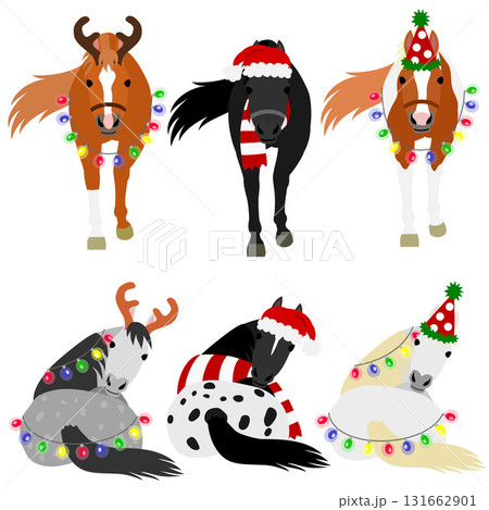 クリスマスのコスチュームをした馬のグループ 131662901